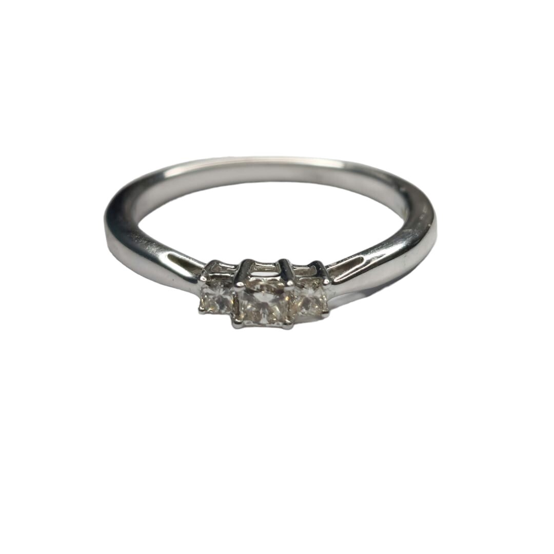 9ct white gold 3  Diamond set Ring