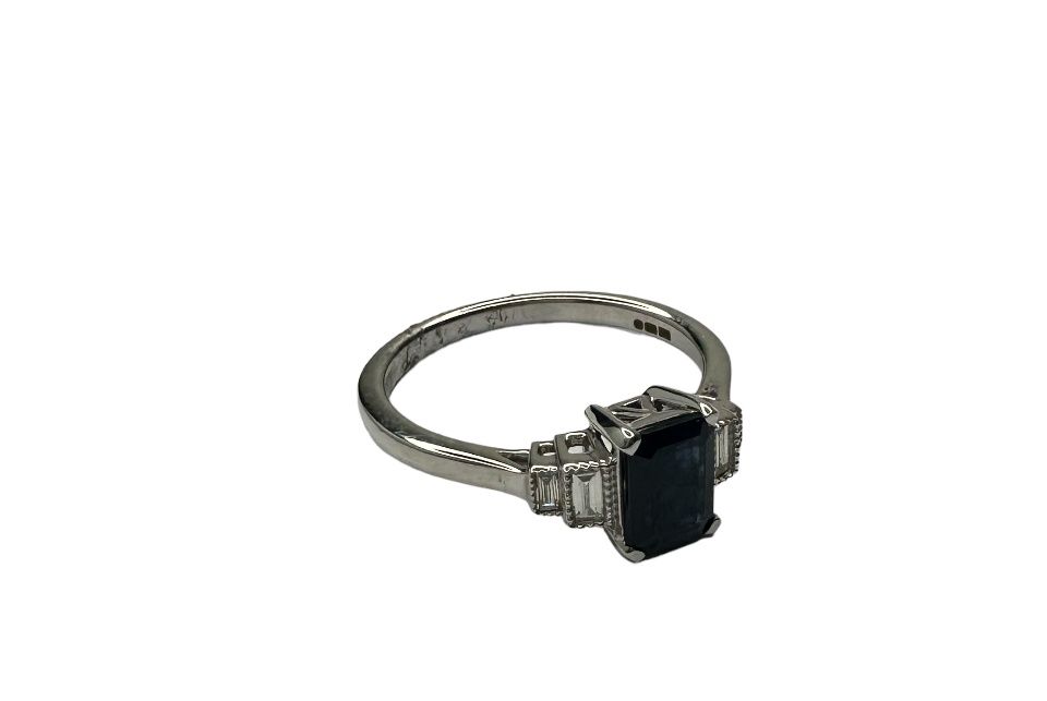 9ct white gold diamond and centre sapphire ring