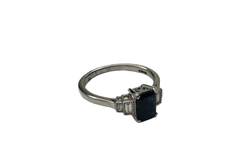 9ct white gold diamond and centre sapphire ring