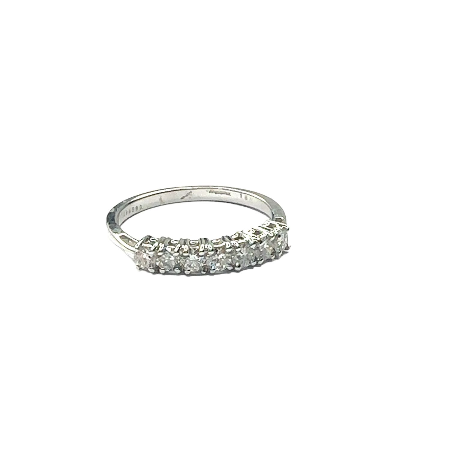 18ct white gold 7 diamond set ring