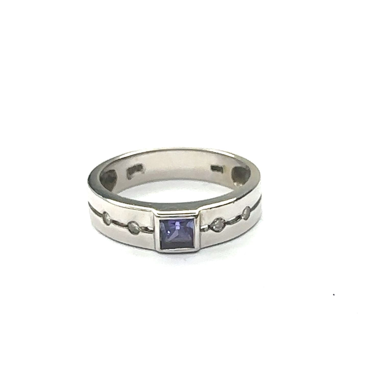 9ct white gold diamond and amethyst set ring