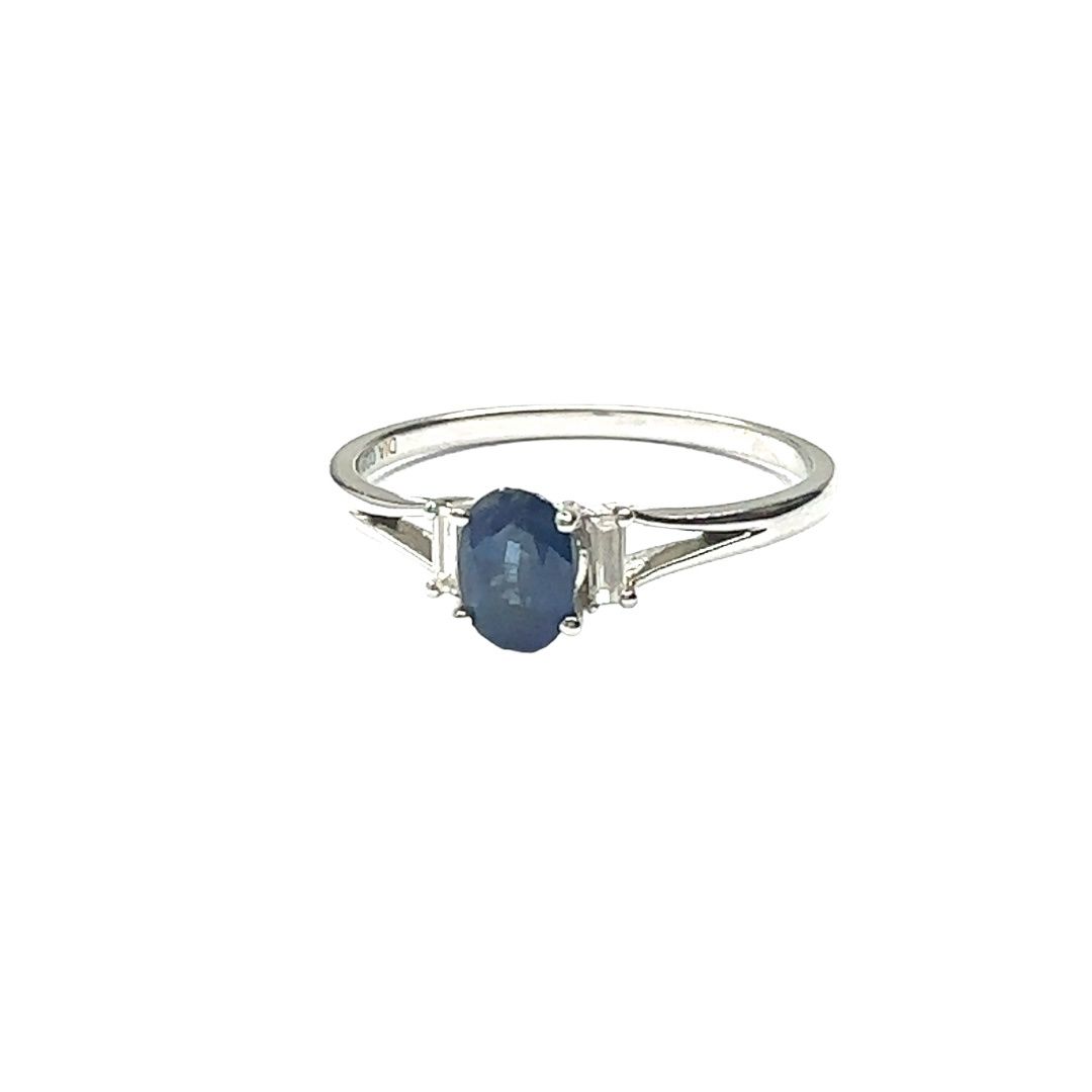 18ct white gold diamond and oval cut sapphire  ring