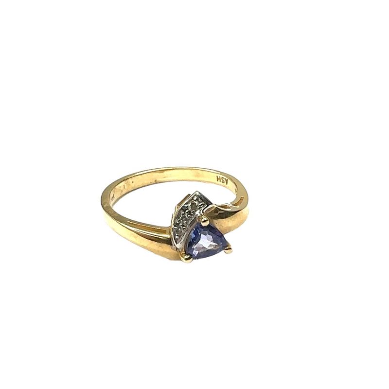 9ct yellow gold amethyst and 0.10ct diamond ring