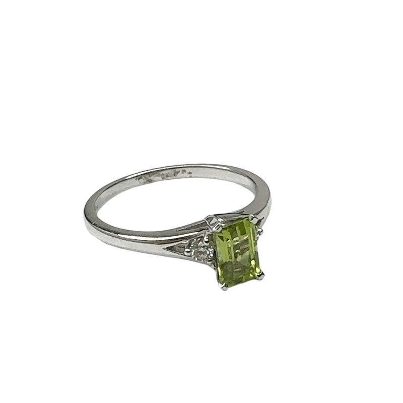 18ct white gold diamond 0.08ct  and peridot set ring