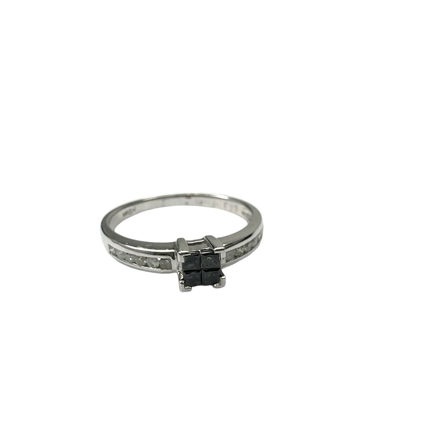 9ct white gold diamond 0.10ct and sapphire 0.10ct  set ring