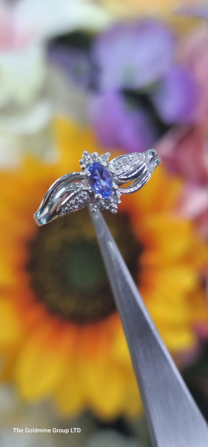 9ct white gold diamond and oval cut amethyst ring