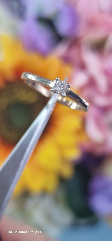 9ct yellow gold single set diamond 0.15ct ring