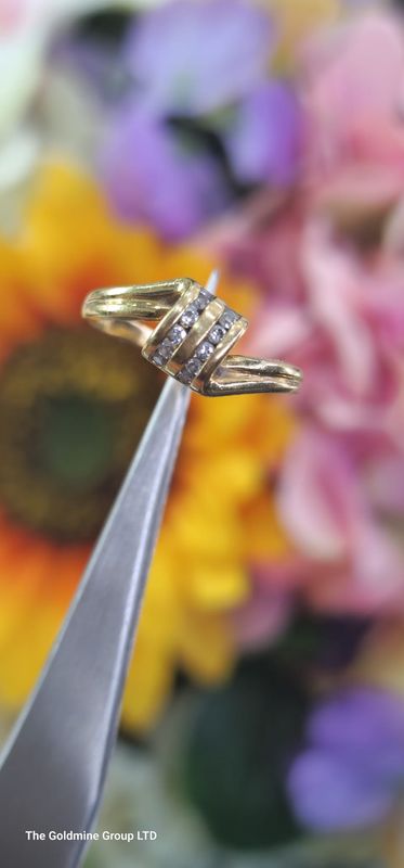 9ct yellow gold diamond 0.10ct set twist ring