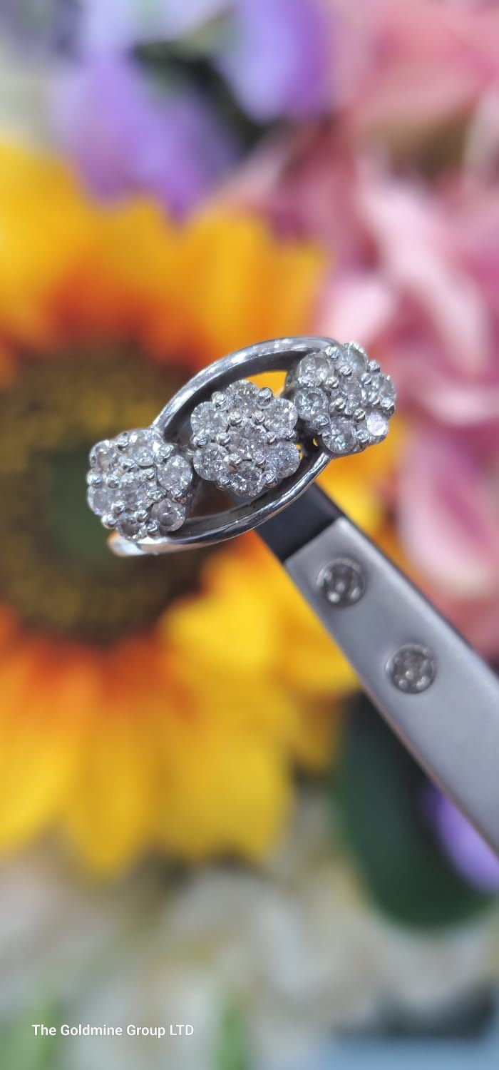 18ct white gold diamond 0.60ct flower style ring