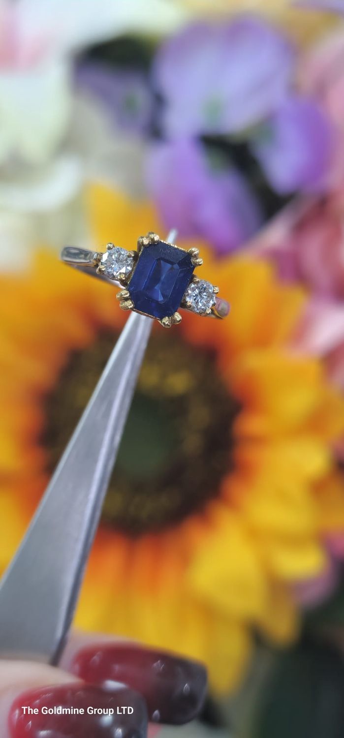 18ct Yellow gold diamond 0.20ct and sapphire ring