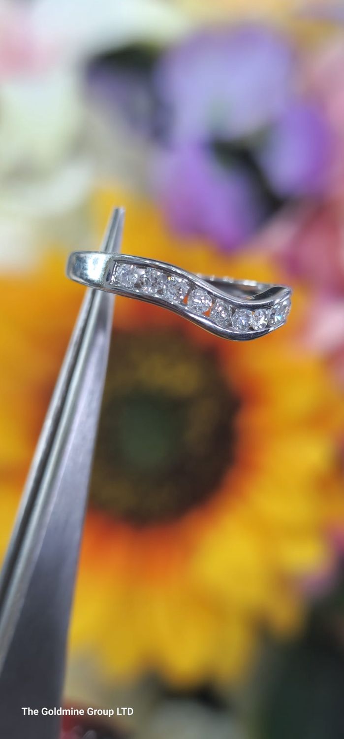 9ct white gold 0.25ct diamond wishbone half eternity ring