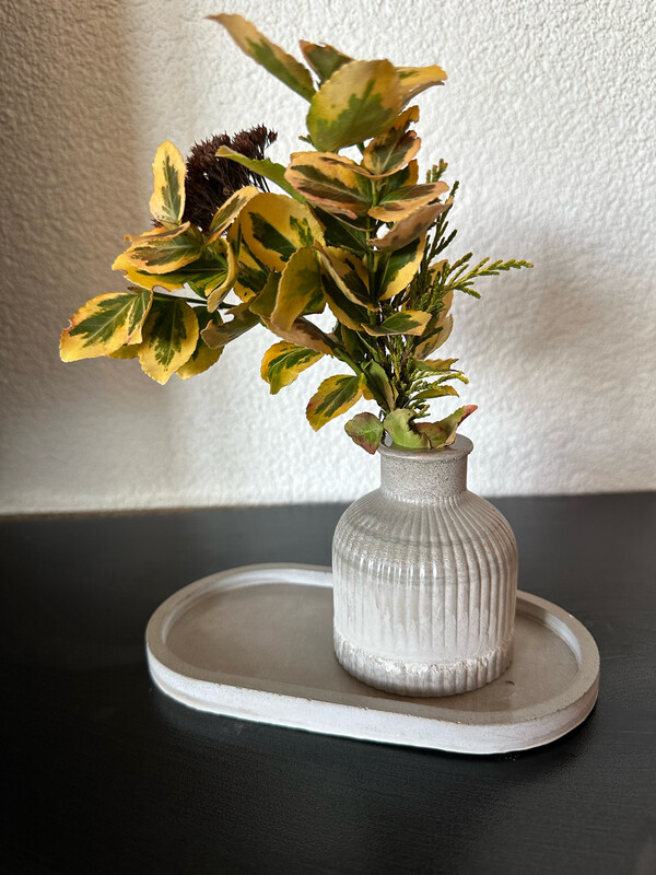 Handgemachtes Set bestehend aus Tablett und Vase