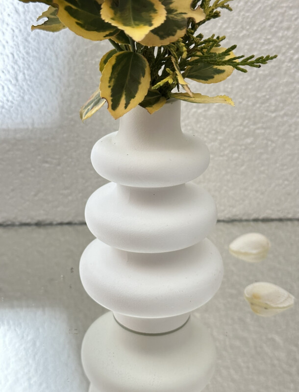 wellenförmige Vase