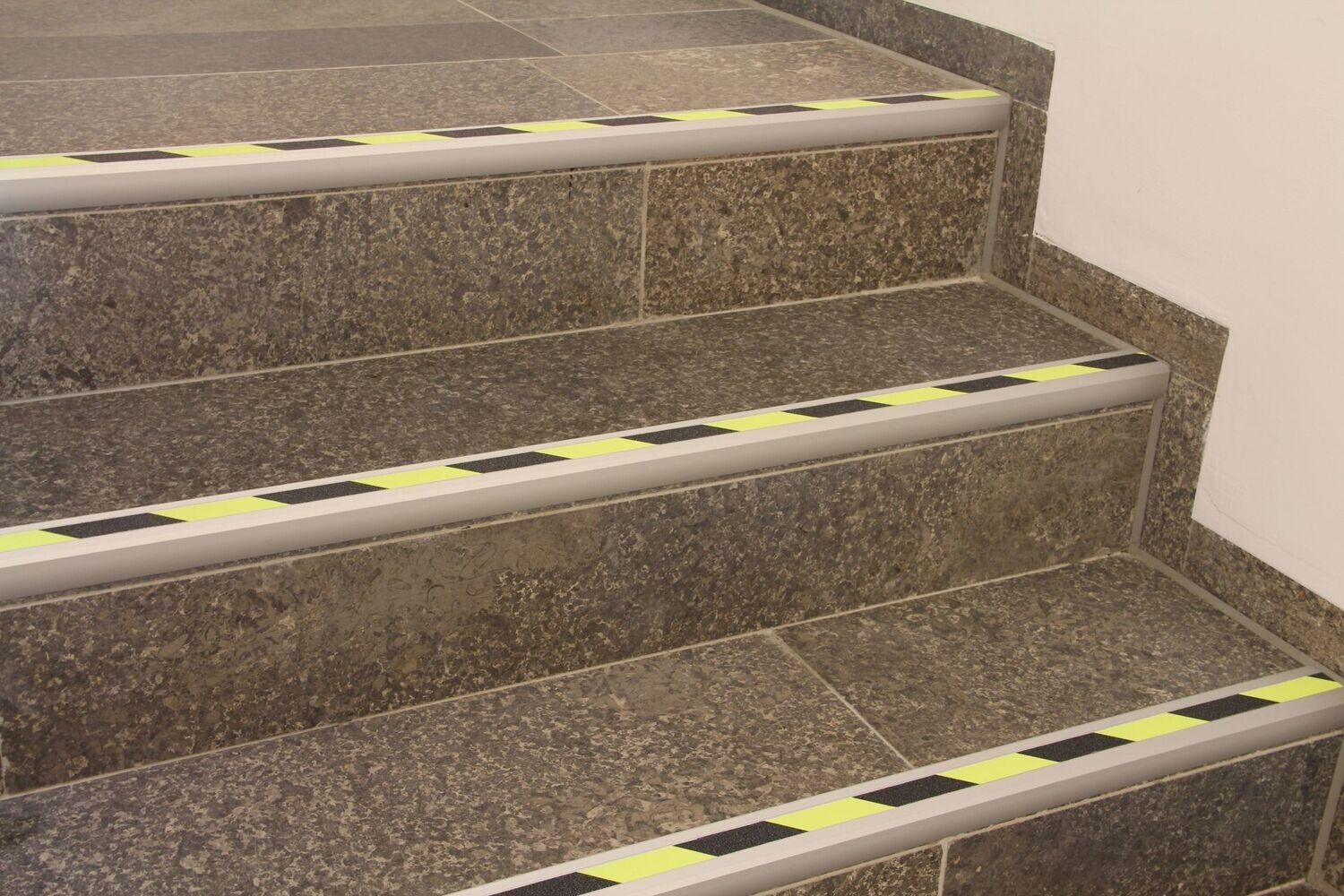 Anti-Slip Aluminium Safe Edge m2 Daylight Fluor. GIDHS R10 53x1000x31mm, self-adhesive