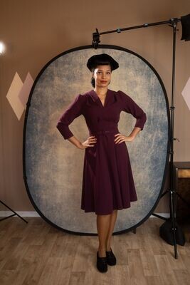 Taylor, Kleid mit ausgestellten Rock im Stil der 40er Taylor, Kleid mit ausgestellten Rock im Stil der 40er