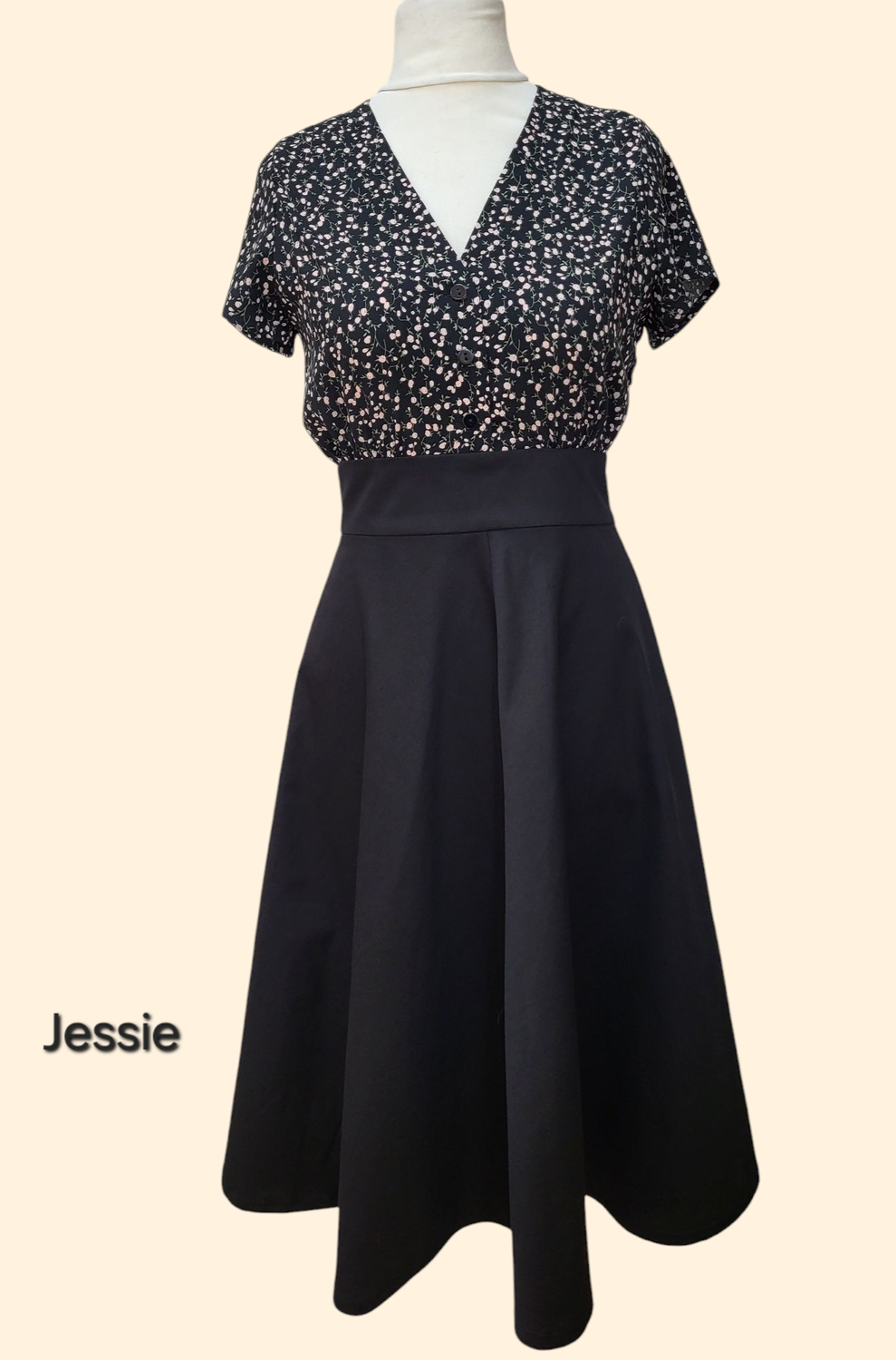 tailliertes Kleid Jessie mit Tellerock aus zweierlei Stoff