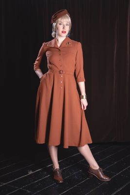 Jacky, Kleid mit weitem Rock im Stil der 40er Jacky, Kleid mit weitem Rock im Stil der 40er