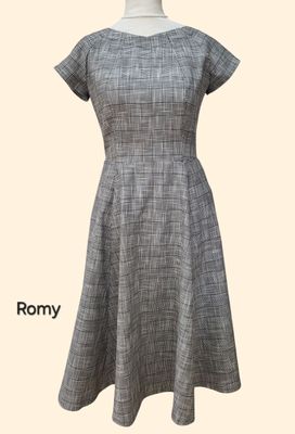 Romy, tailliertes Tellerrockkleid mit Rückenausschnitt Romy, tailliertes Tellerrockkleid mit Rückenausschnitt
