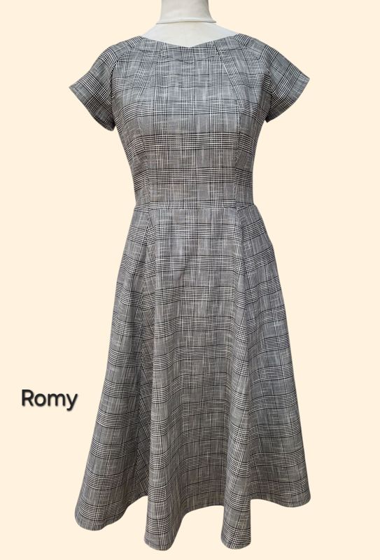 Romy, tailliertes Tellerrockkleid mit Rückenausschnitt