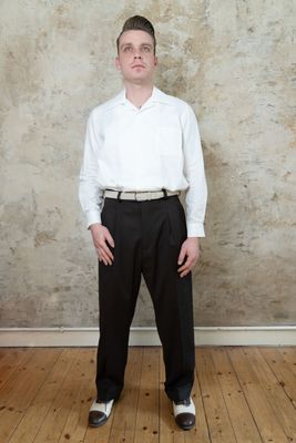 40er Jahre mode Herren Bowlinghemd und Bundfaltenhose