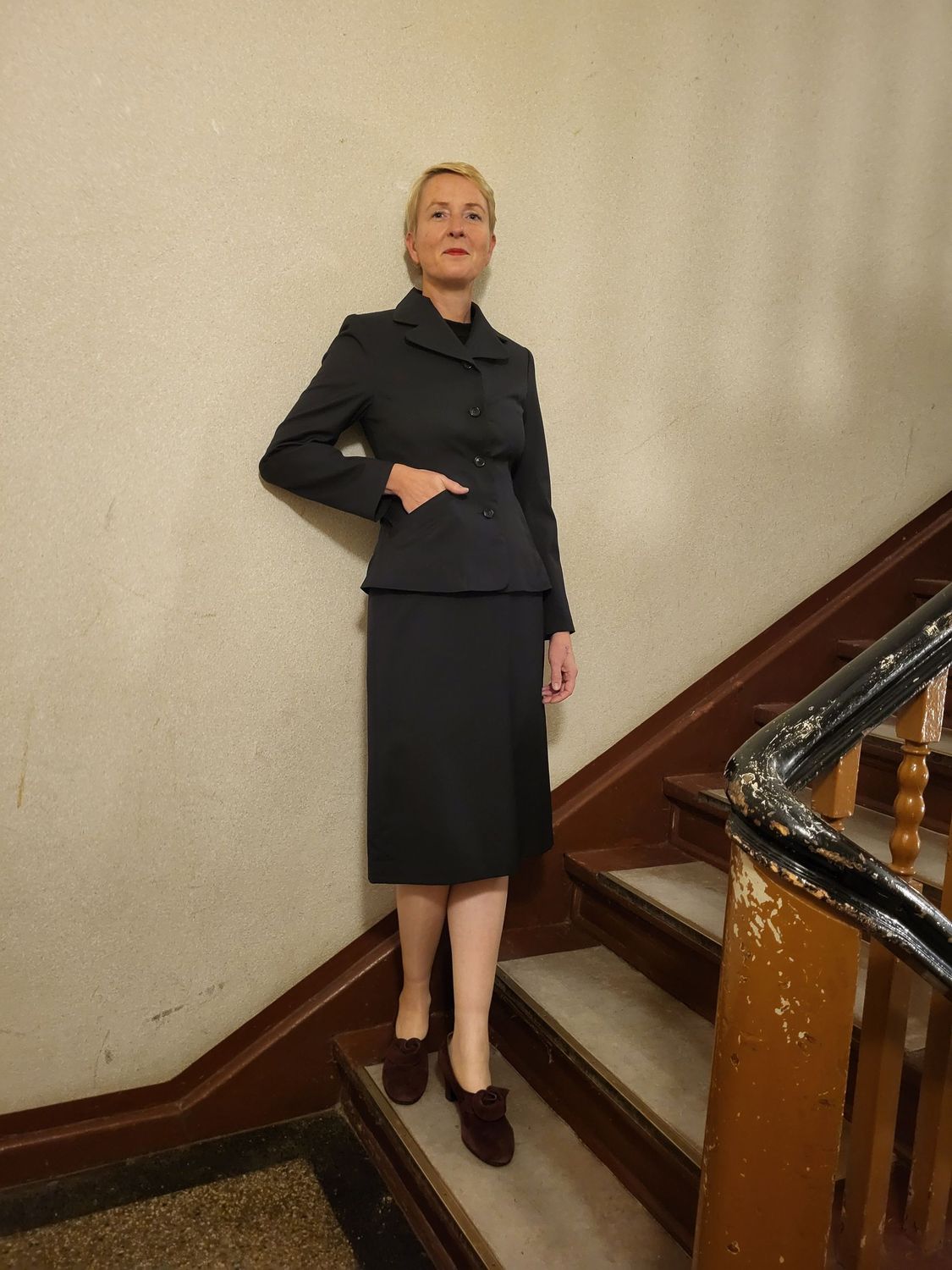 Charlize, Kostümjacke im Stil der 40er mit Reverskragen Charlize, Kostümjacke im Stil der 40er mit Reverskragen