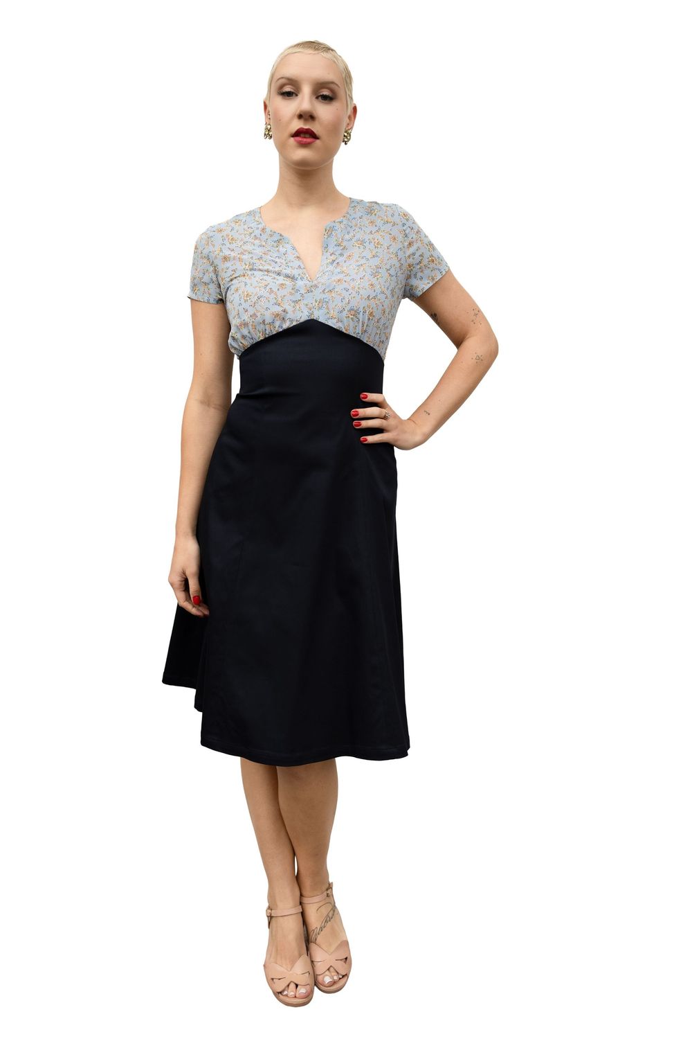 Kleid Rita – 40er Jahre Kleid mit geschlitztem Ausschnitt und ausgestelltem Rock aus Viskose und Baumwolle