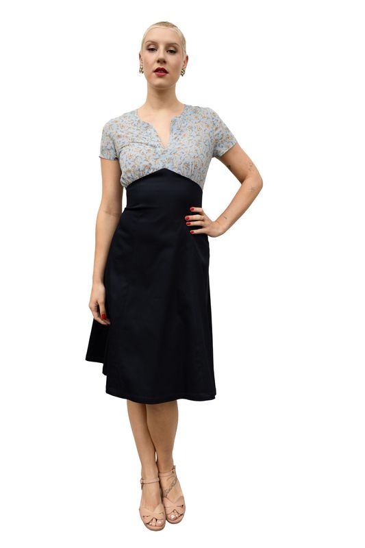 Kleid Rita – 40er Jahre Kleid mit geschlitztem Ausschnitt und ausgestelltem Rock aus Viskose und Baumwolle