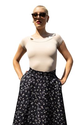 Cremefarbenes T-Shirt „Carol“ – tailliertes Vintage-Shirt 40er/50er-Stil Shirt Carol – cremefarbenes 40er 50er Jahre Shirt aus Viskosejersey mit Raglanärmeln, handgefertigt in Berlin