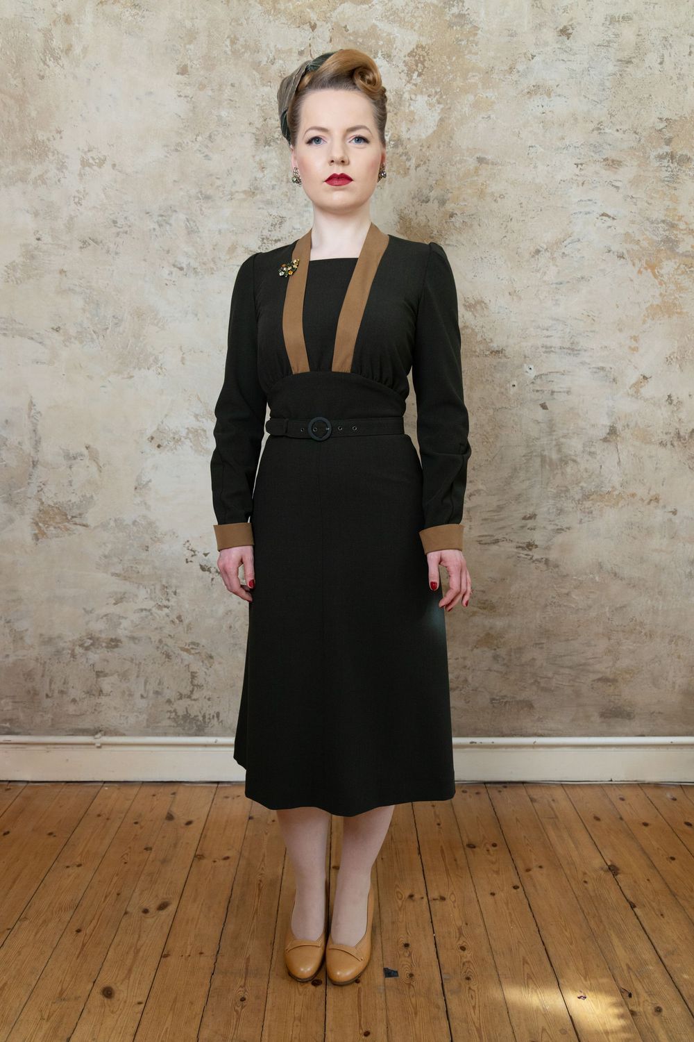 Vintage-Kleid „Tyra" im Stil der 40er Jahre, Vorderansicht mit taillierter Silhouette