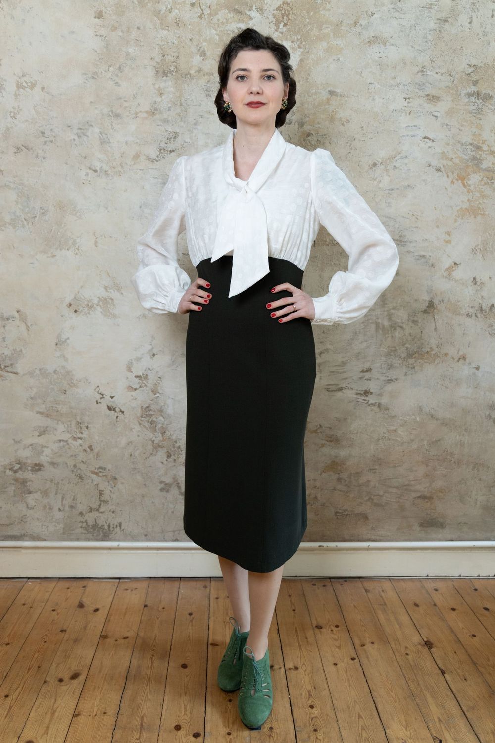 Vintage-Kleid „Sabrina" im Stil der 40er Jahre, Vorderansicht mit Schluppe