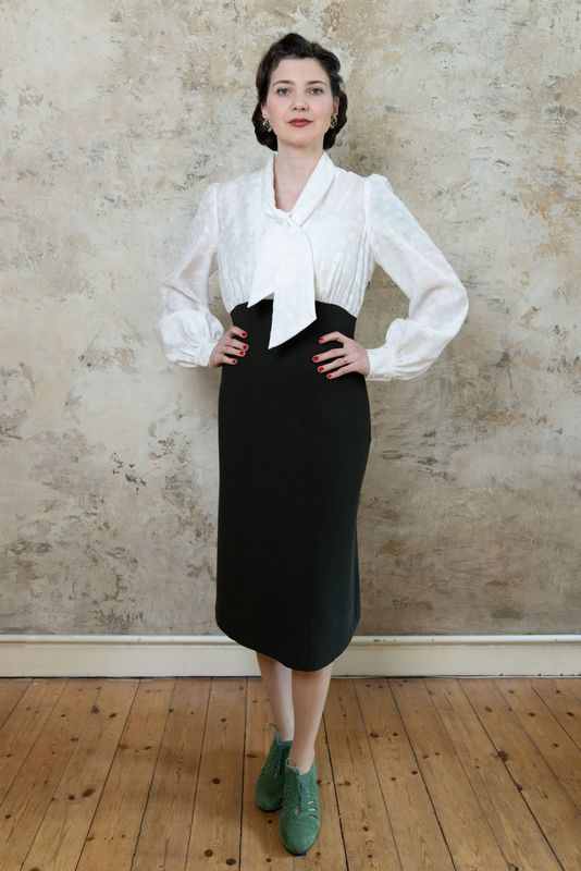 Kleid Sabrina – 40er Jahre Tageskleid mit Schluppe Vintage-Kleid „Sabrina" im Stil der 40er Jahre, Vorderansicht mit Schluppe