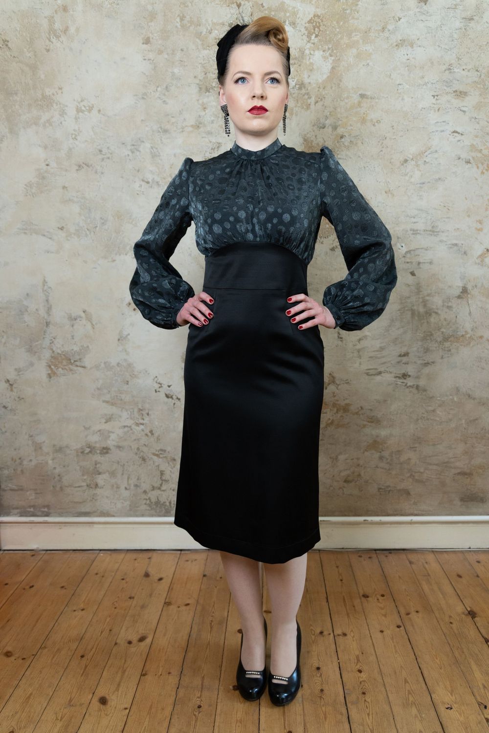 Kleid „Eleanor Vintage-Kleid „Eleanor" im 40er-Jahre-Stil, Vorderansicht mit Stehkragen und glänzendem Webkreise-Oberteil