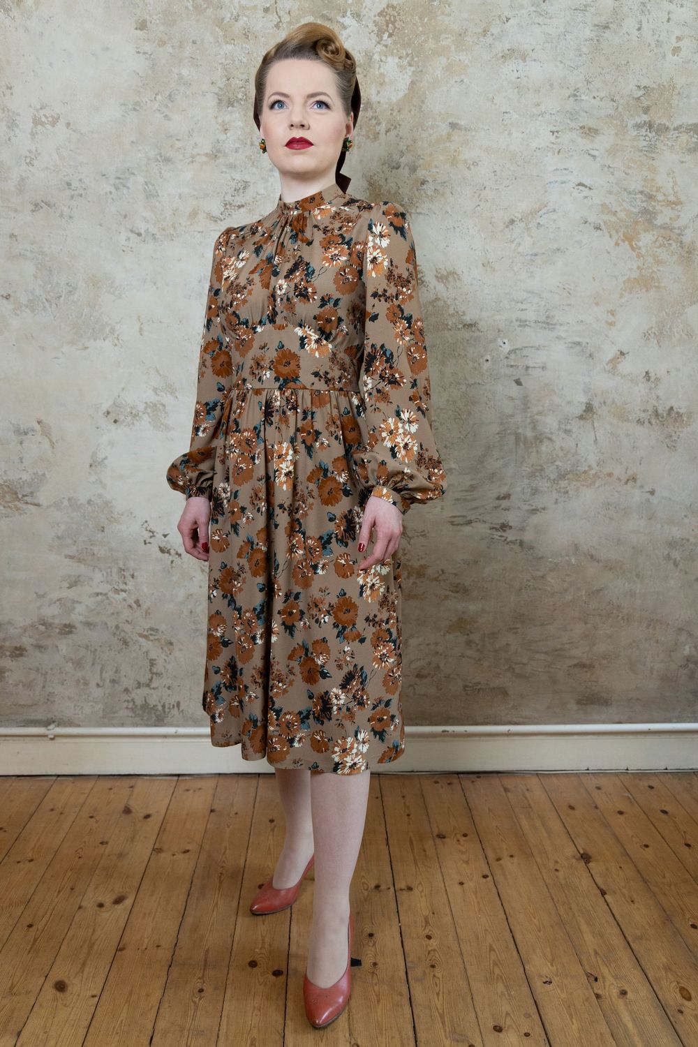 Layla, elegantes, tailliertes Kleid aus Viskose Vintage-Kleid „Layla" im Stil der 40er Jahre, Vorderansicht mit Stehkragent