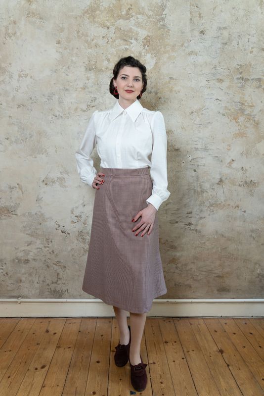 Vintage-Bluse „Doreen" im 40er-Jahre-Stil kombiniert mit Rock, Vorderansicht
