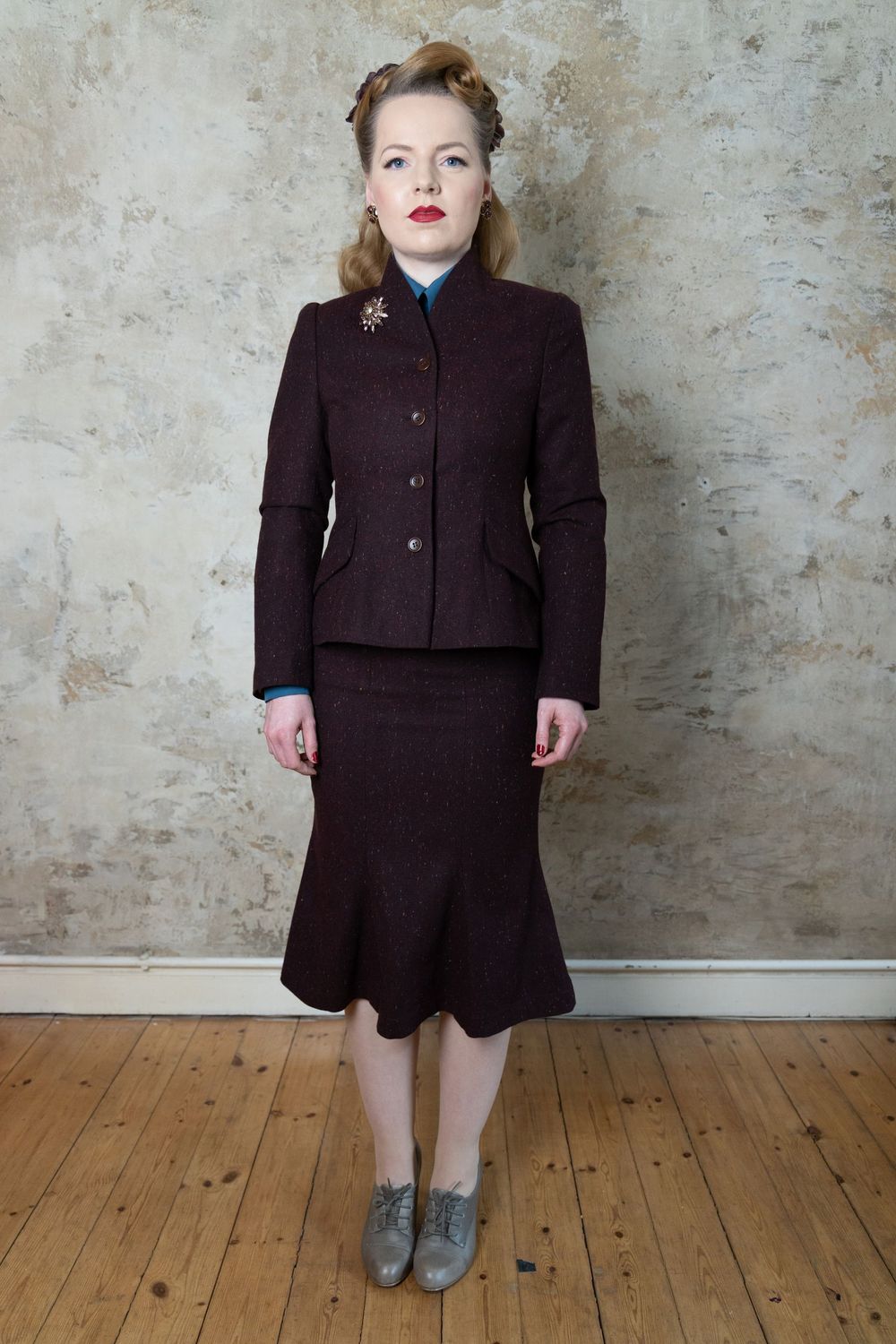 Jacke Helen – 40er Jahre Schößchenjacke aus Wollbouclé Vintage-Jacke „Helen" im 40er-Jahre-Stil kombiniert mit Rock, Vorderansicht