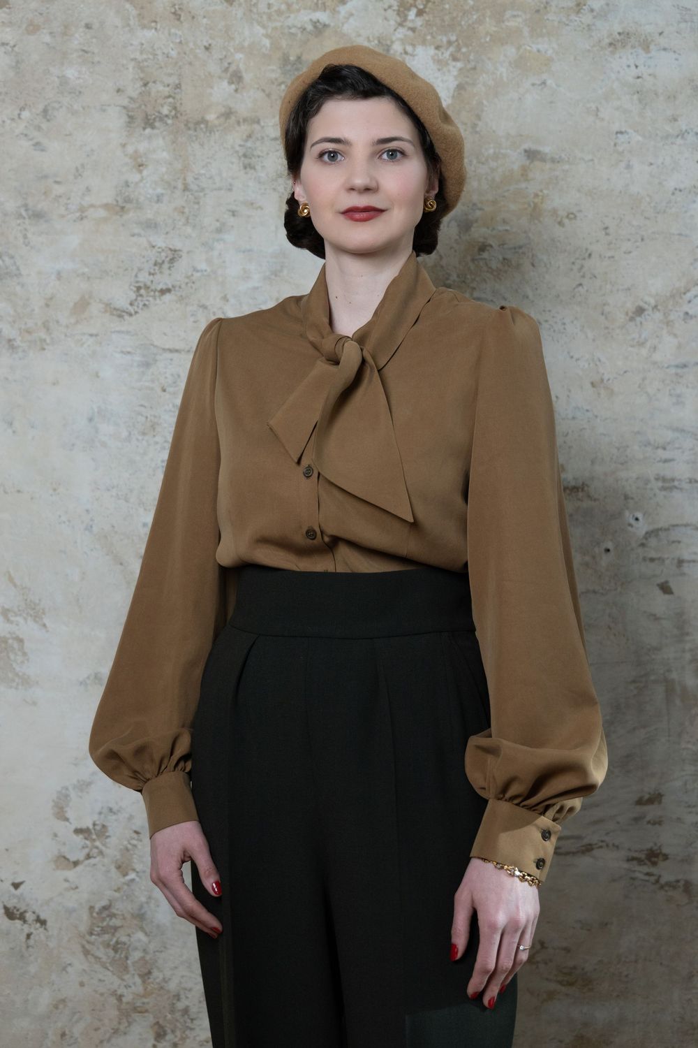 Vintage-Bluse „Ada" aus Tencel im 40er-Jahre-Stil, Vorderansicht mit Schluppenkragen