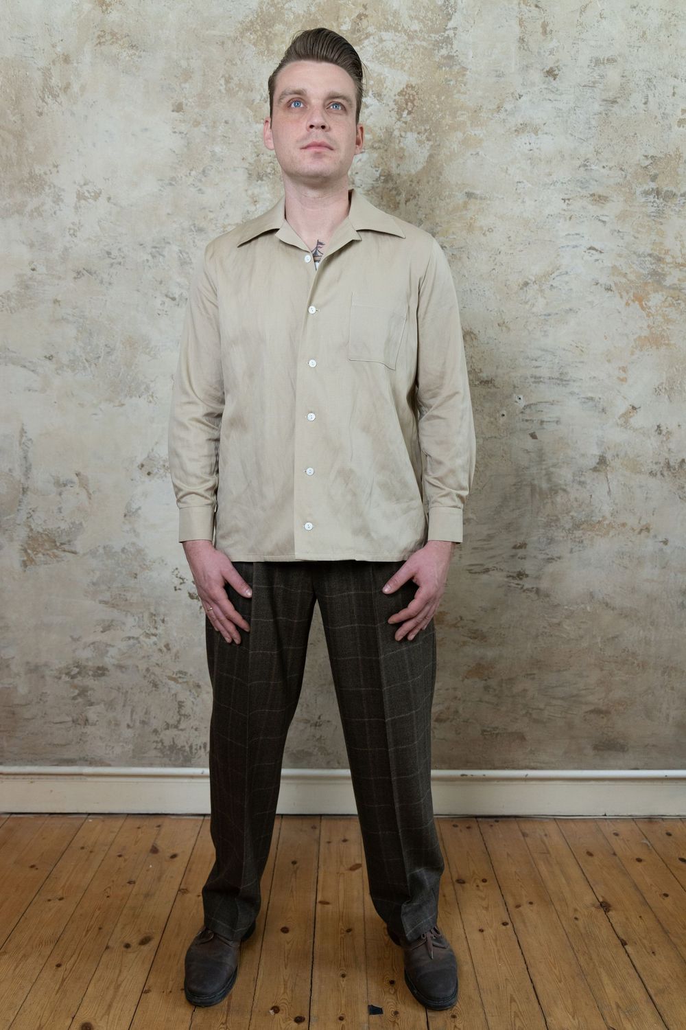 Langärmeliges Bowlinghemd Harry– 50er Jahre Herren Vintage Hemd aus Baumwolle Vintage-Bowlinghemd „Harry" kombiniert mit Herrenhose „John", Vorderansicht