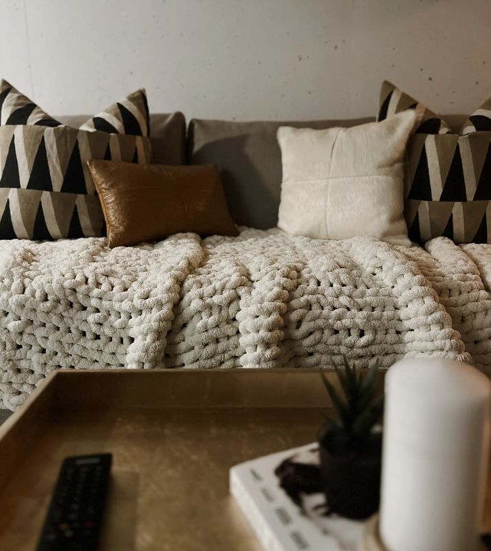 LARGE -  ONE TONE CHUNKY KNIT