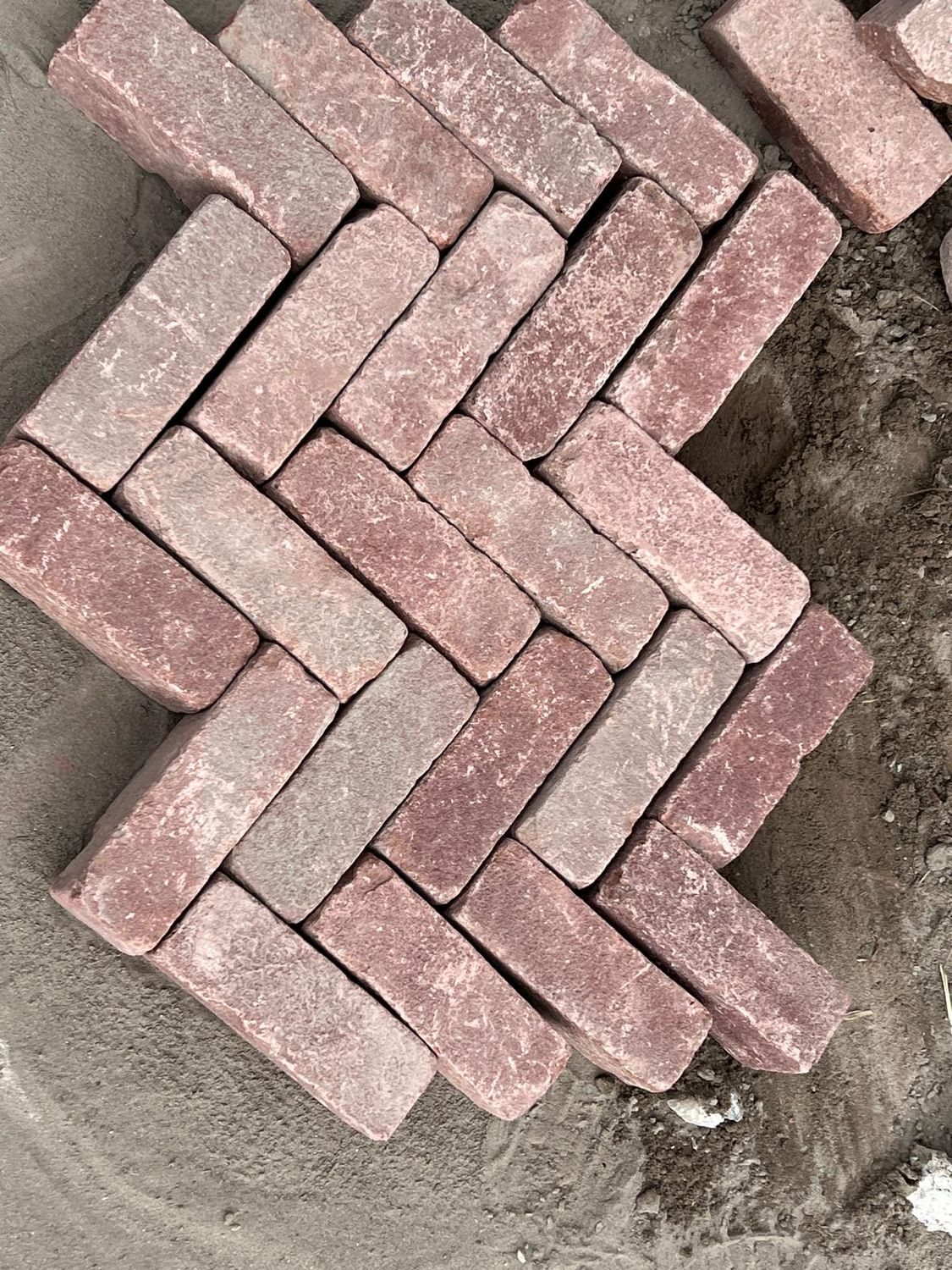 Monsterdoos Oude dikformaat rood op pallets