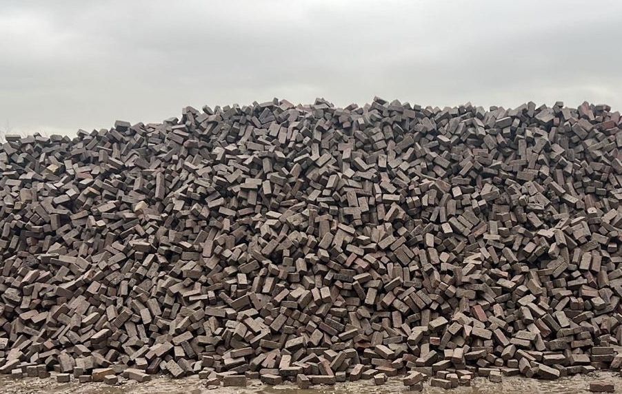 Oude dikformaat rood paars op pallets