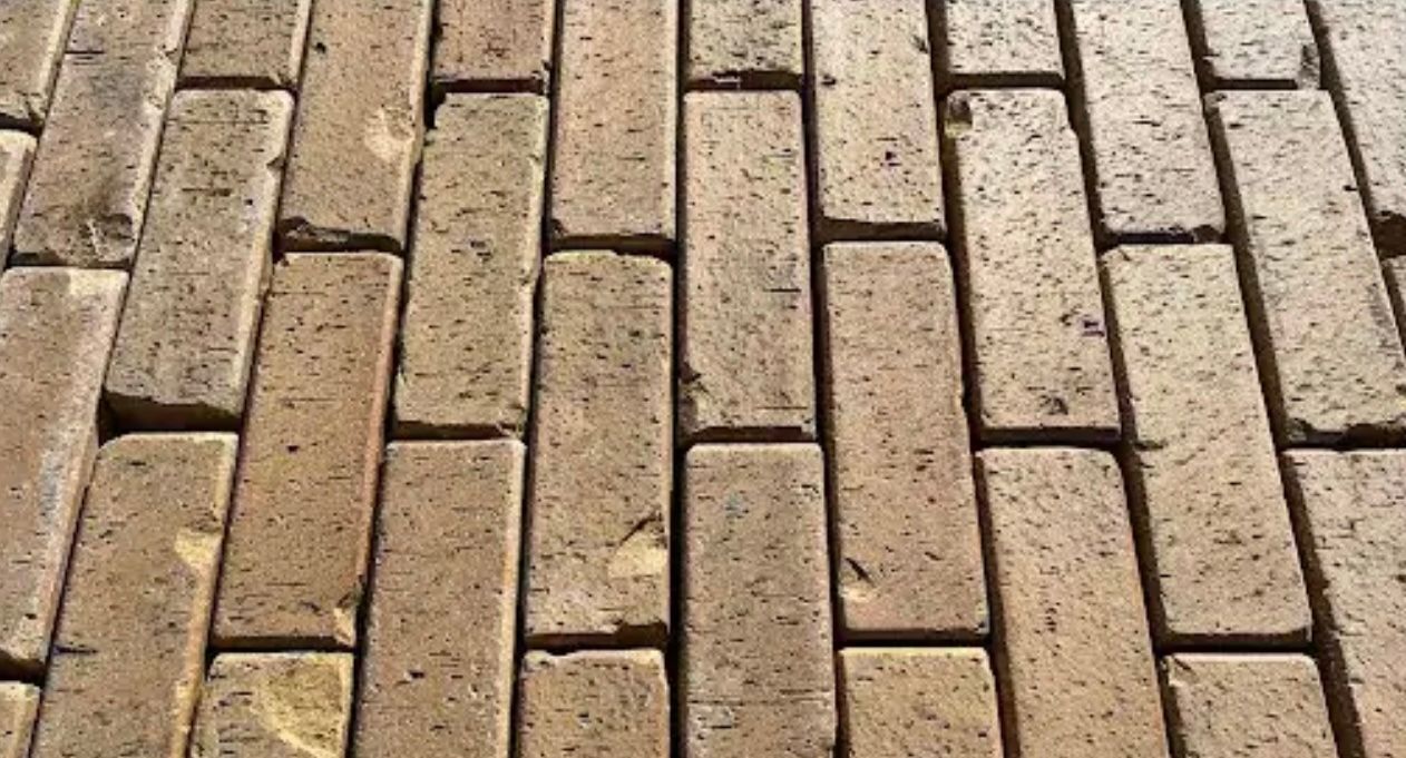 Gebakken dikformaat Brons op pallets.