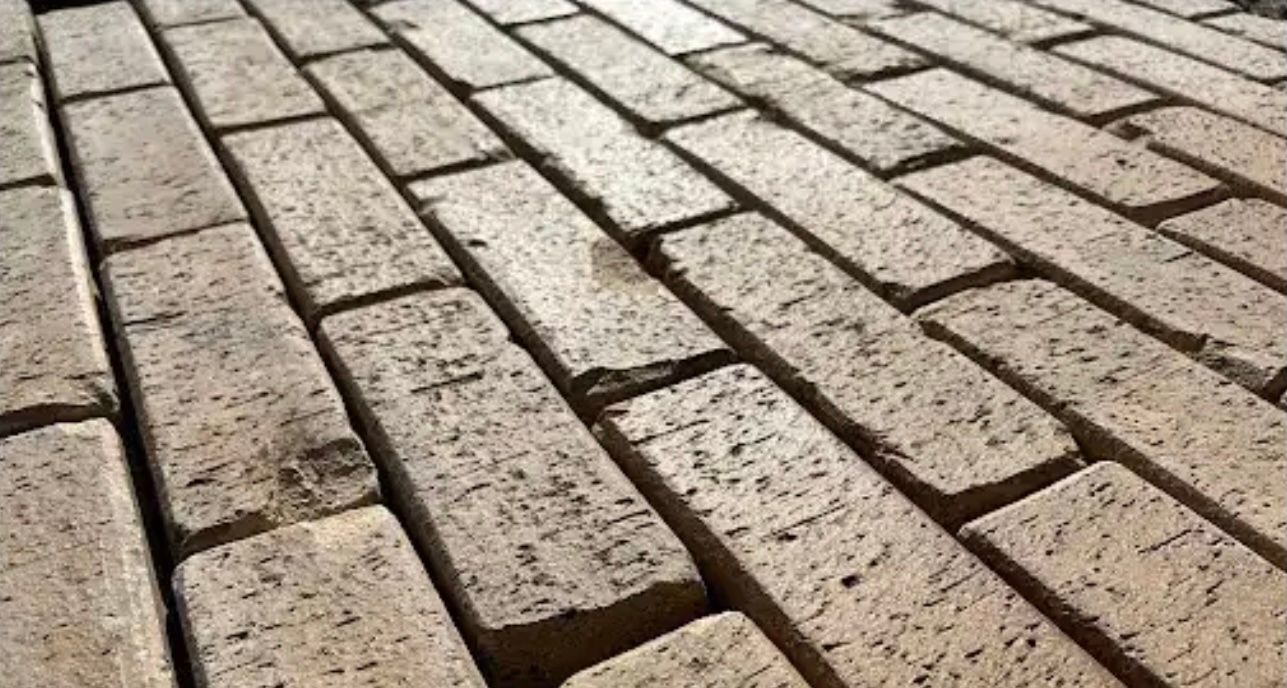 Oud gebakken dikformaat Brons op pallets.