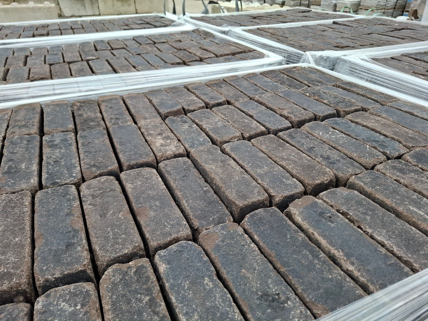 Gebakken dik- formaat Antraciet op pallets.