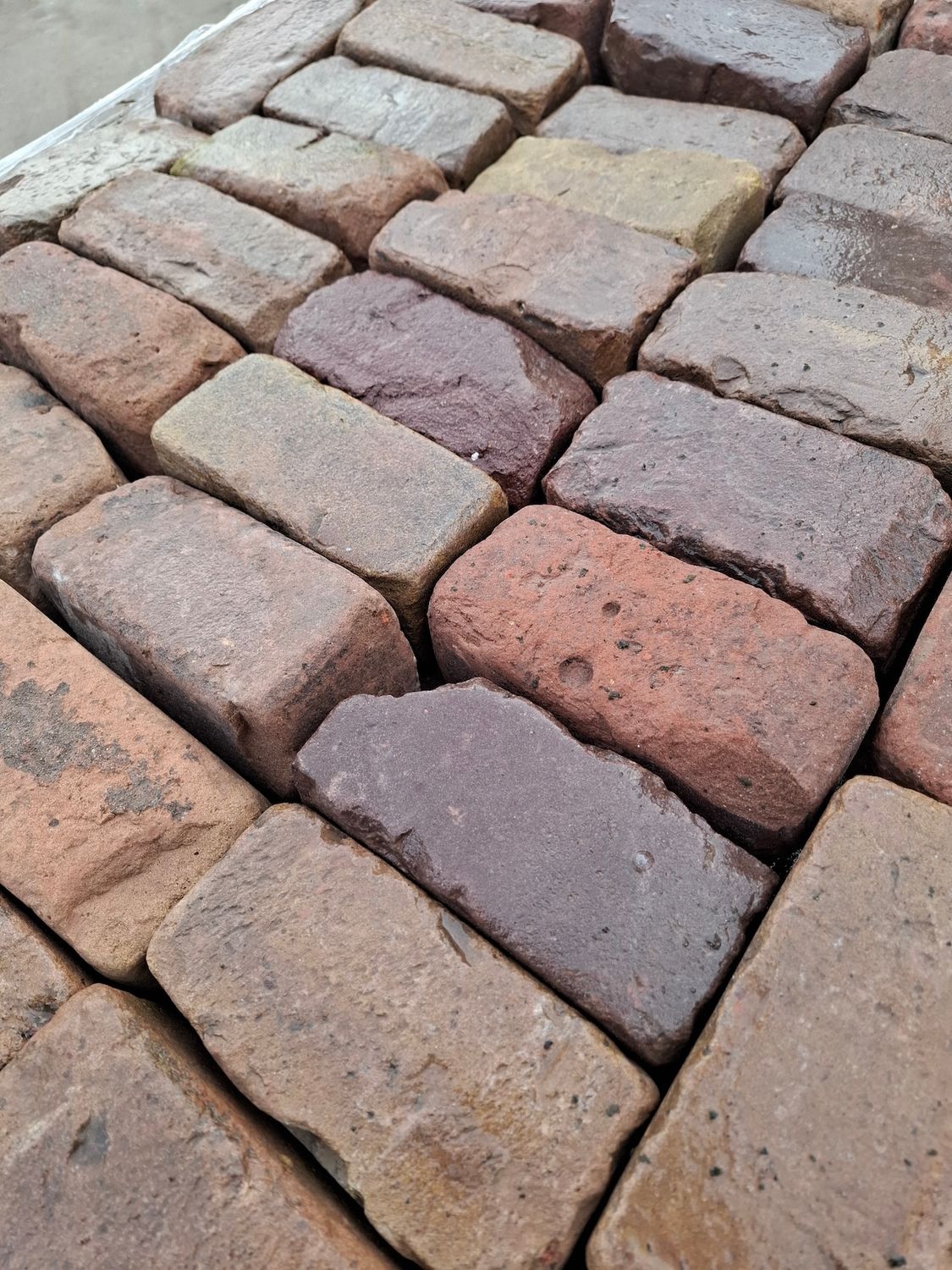 Zeer oude klinkerkeien op pallets rood genuanceerd | Levering op pallet
