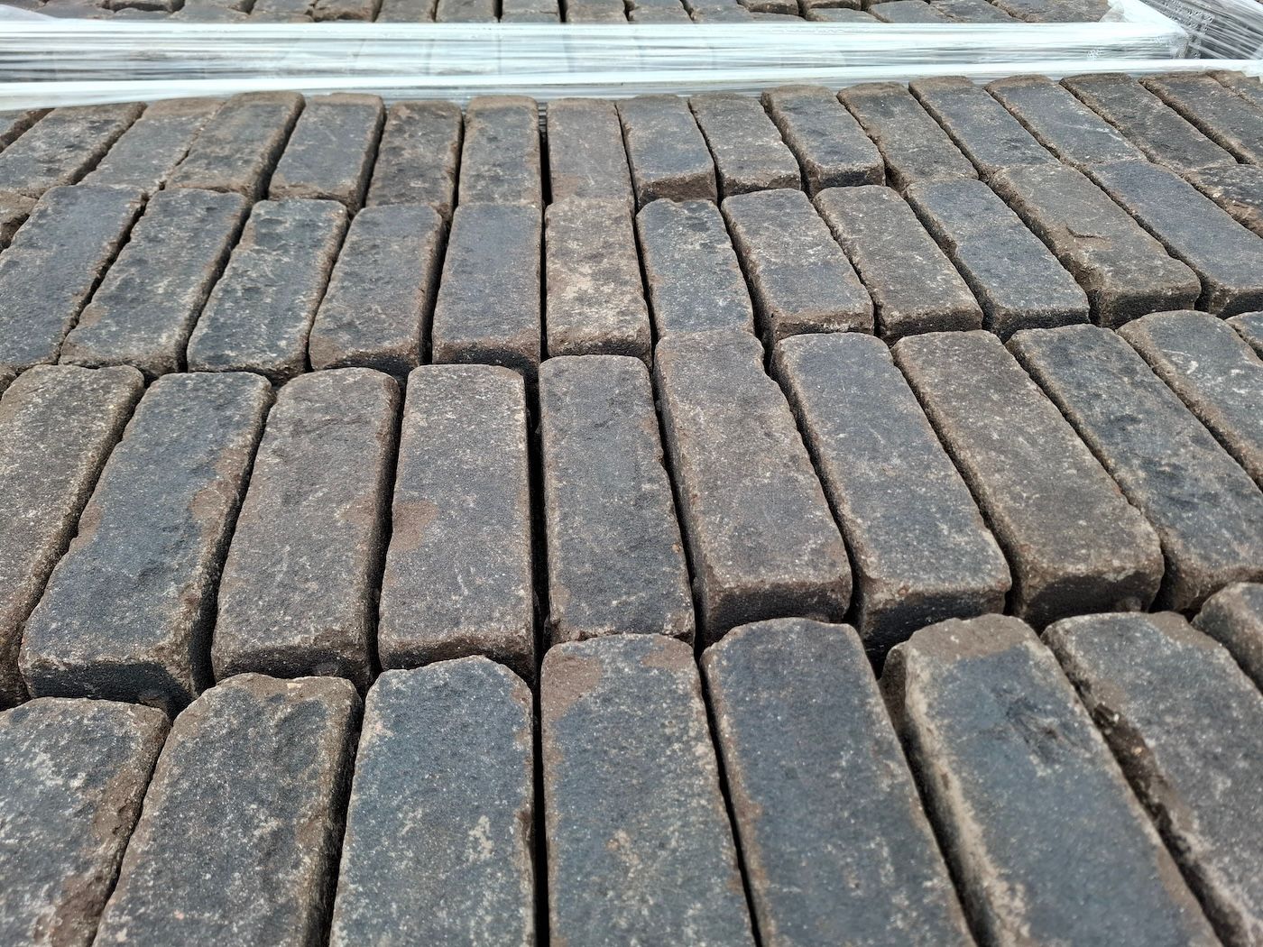 Monsterdoos Gebakken dik- formaat Antraciet op pallets.