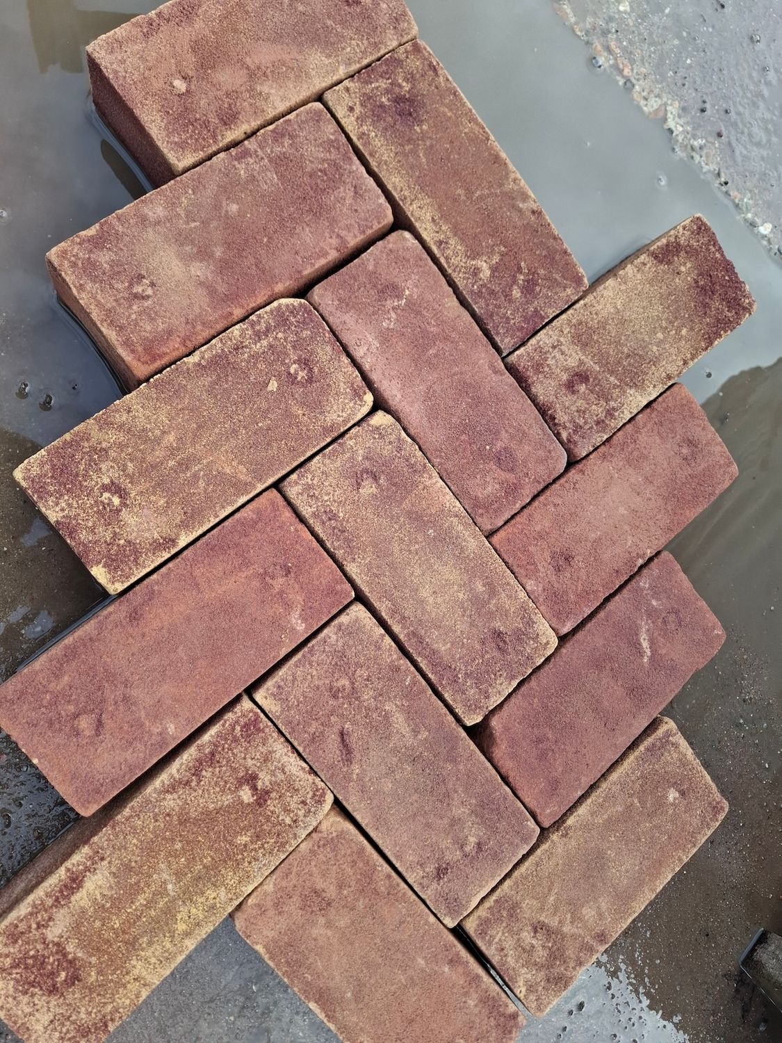 Old look smalle kei formaat klinkers plat gestraat op pallets