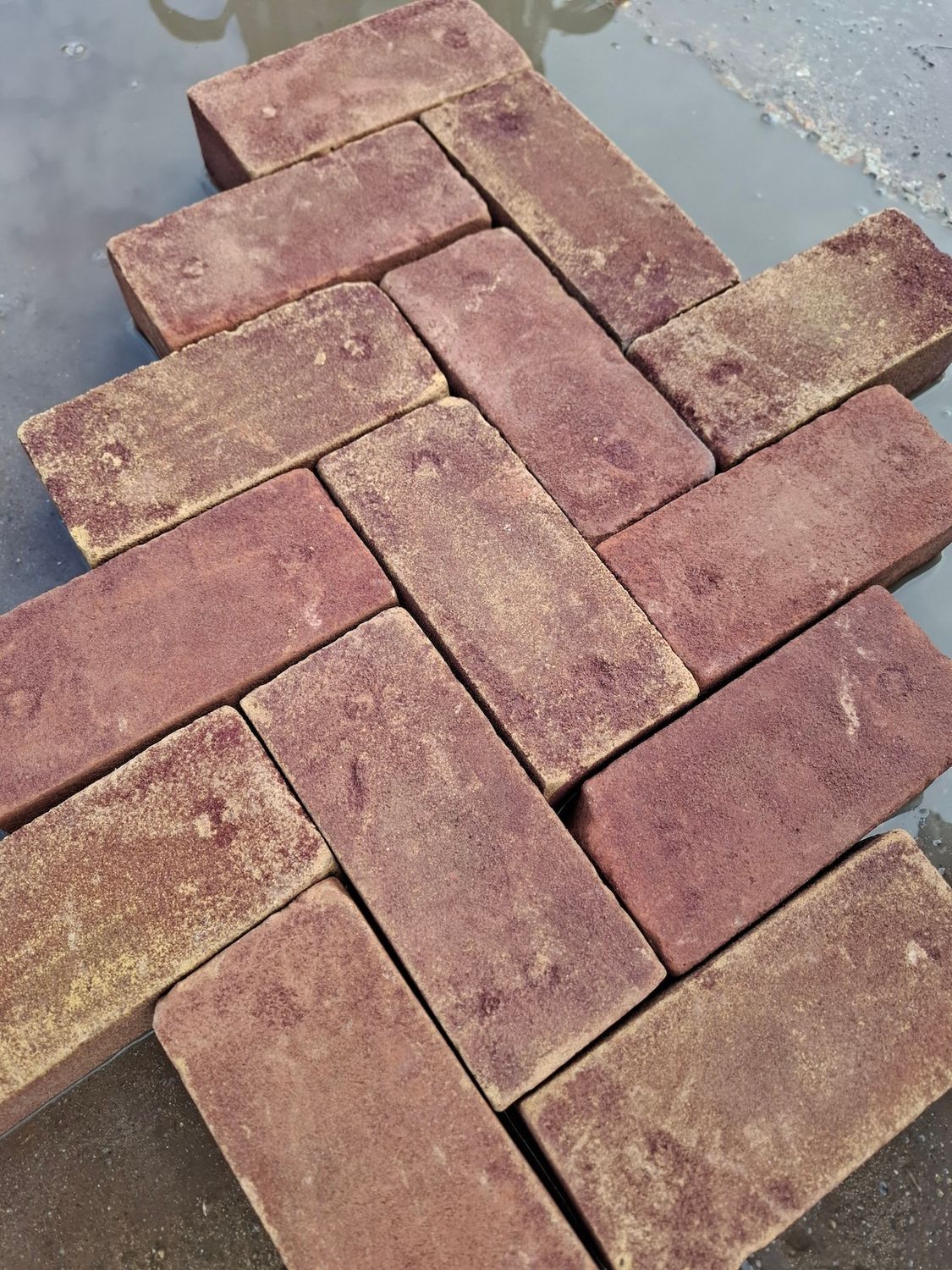 Old look smalle kei formaat klinkers plat gestraat op pallets