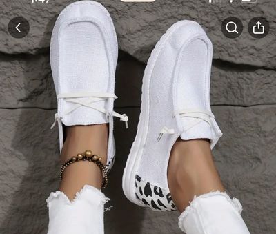Wmns White Slipon Sz 6