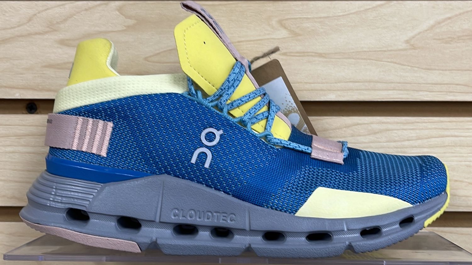 On Cloud Womens Sz 5. Multicolor