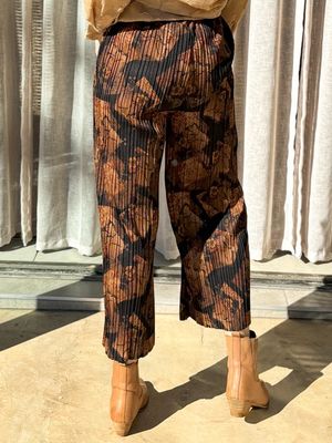 3/4 Length Pleated Leaf Pattern Palazzo Pants (Black with Brown)